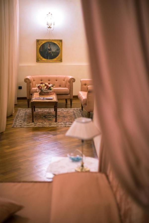 לינה וארוחת בוקר אלבה Palazzo Finati מראה חיצוני תמונה