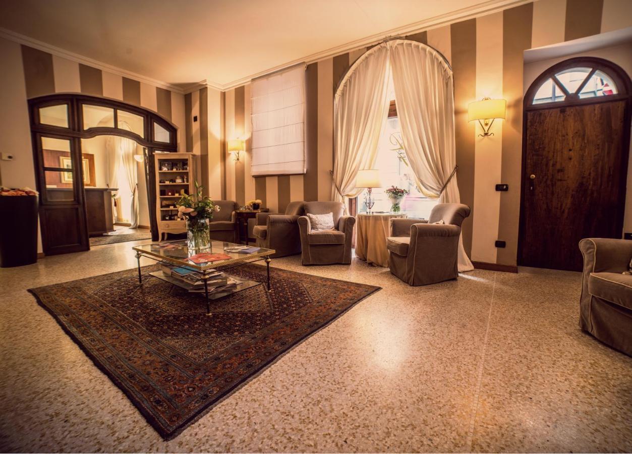 לינה וארוחת בוקר אלבה Palazzo Finati מראה חיצוני תמונה