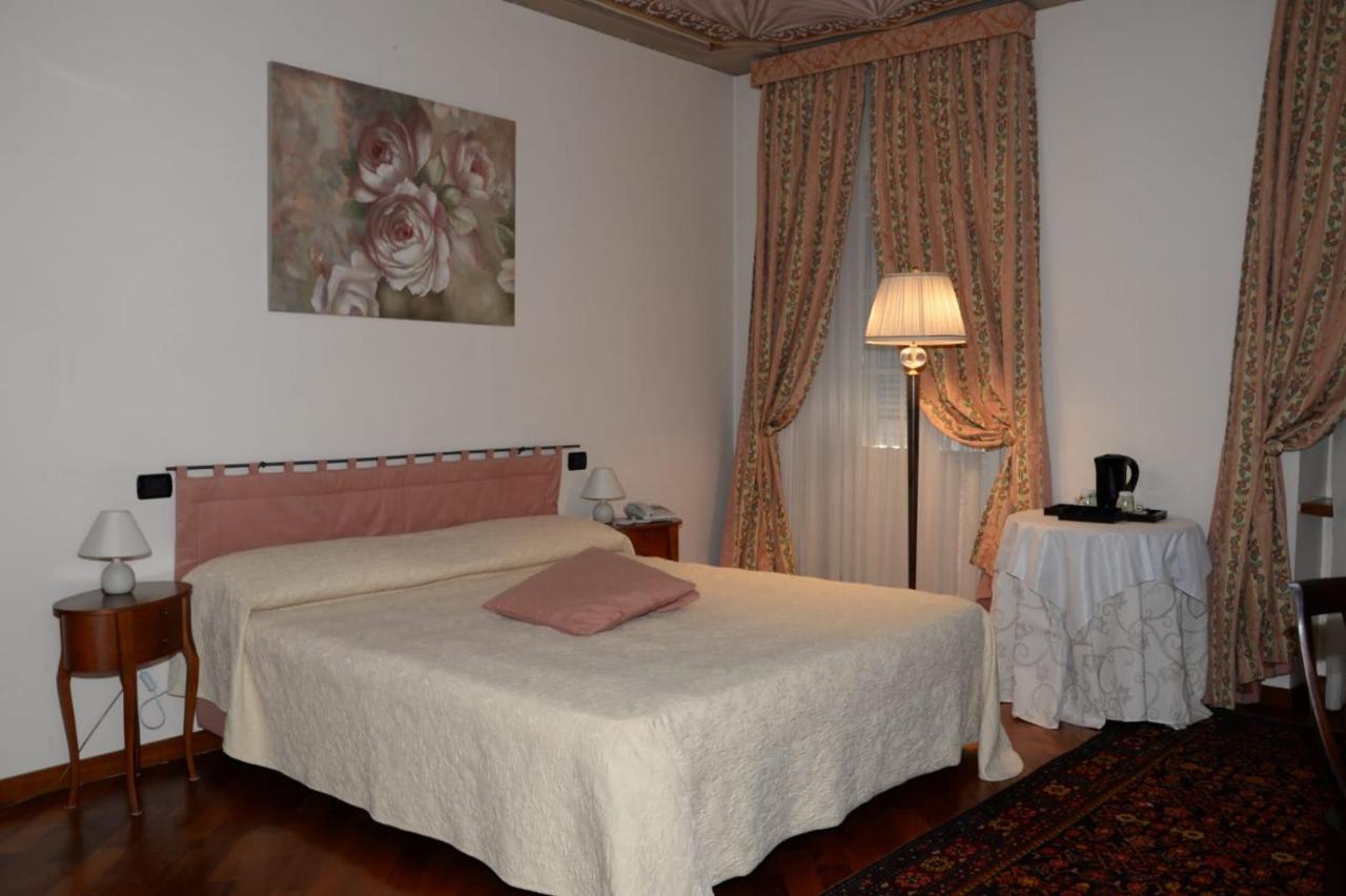 לינה וארוחת בוקר אלבה Palazzo Finati מראה חיצוני תמונה