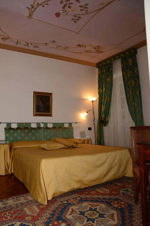 לינה וארוחת בוקר אלבה Palazzo Finati מראה חיצוני תמונה