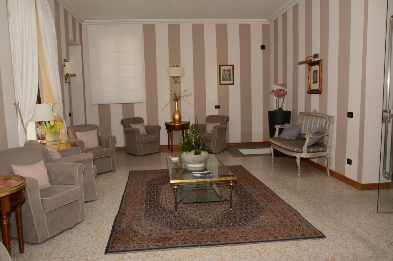 לינה וארוחת בוקר אלבה Palazzo Finati מראה חיצוני תמונה