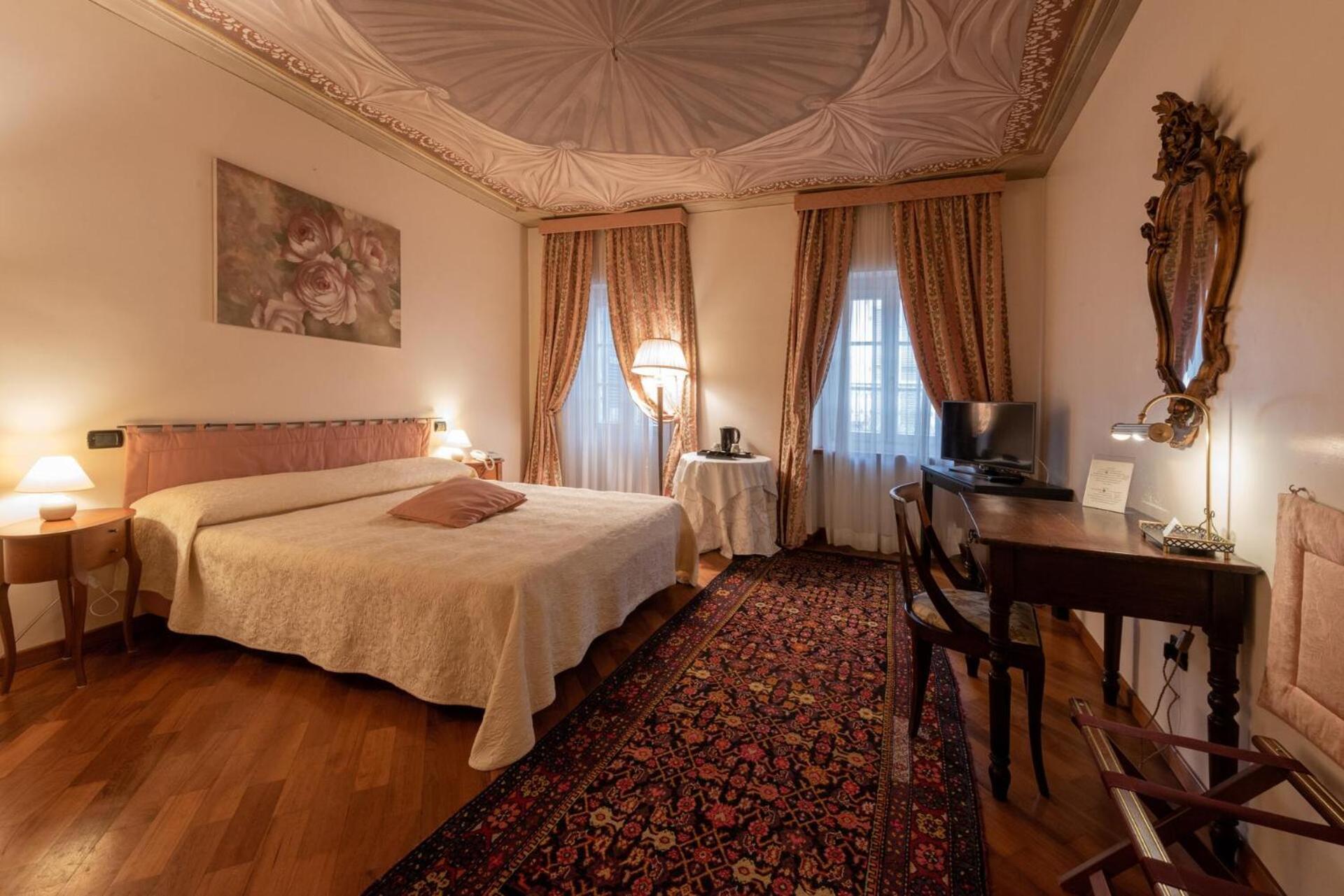 לינה וארוחת בוקר אלבה Palazzo Finati מראה חיצוני תמונה