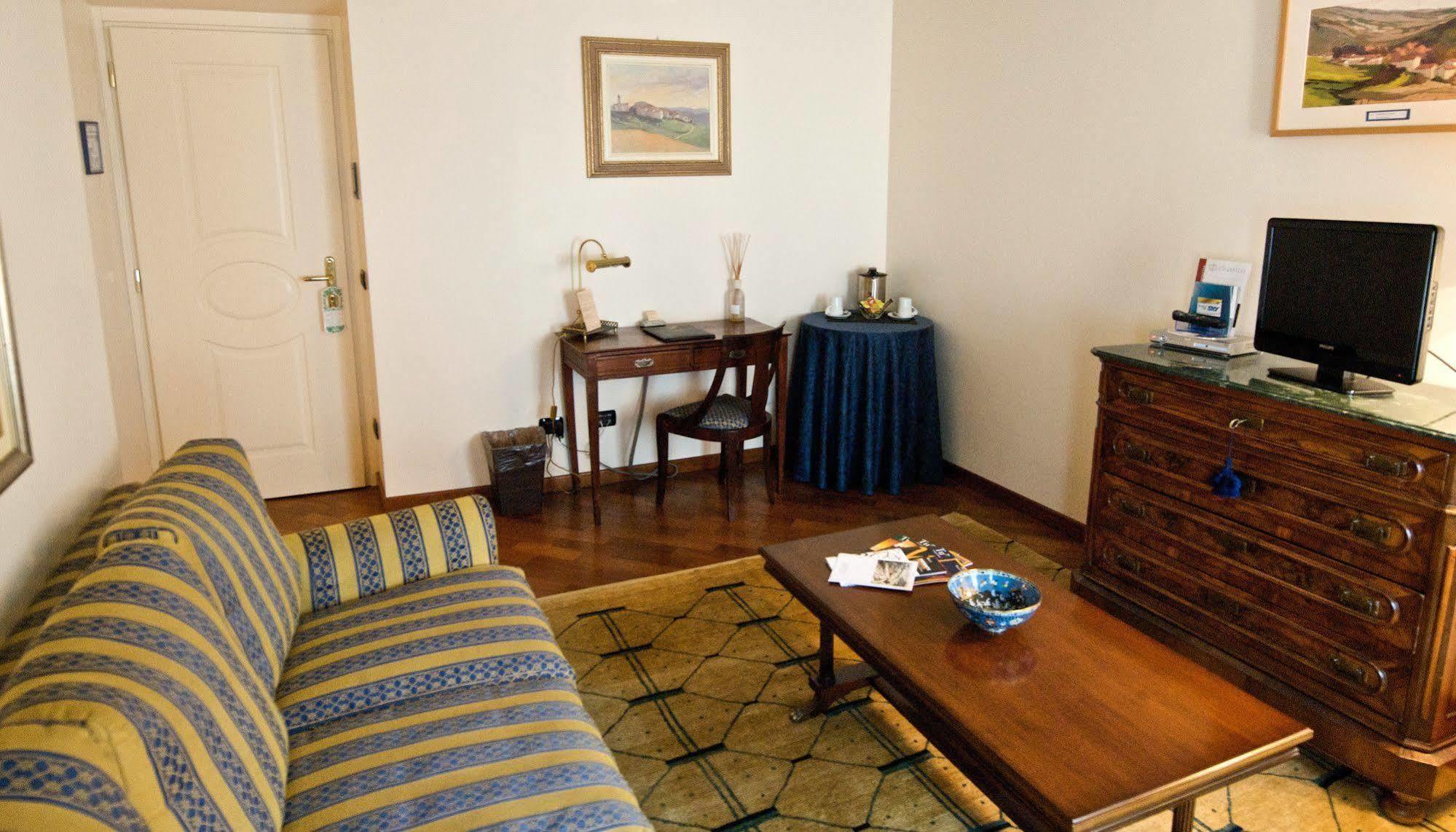 לינה וארוחת בוקר אלבה Palazzo Finati מראה חיצוני תמונה
