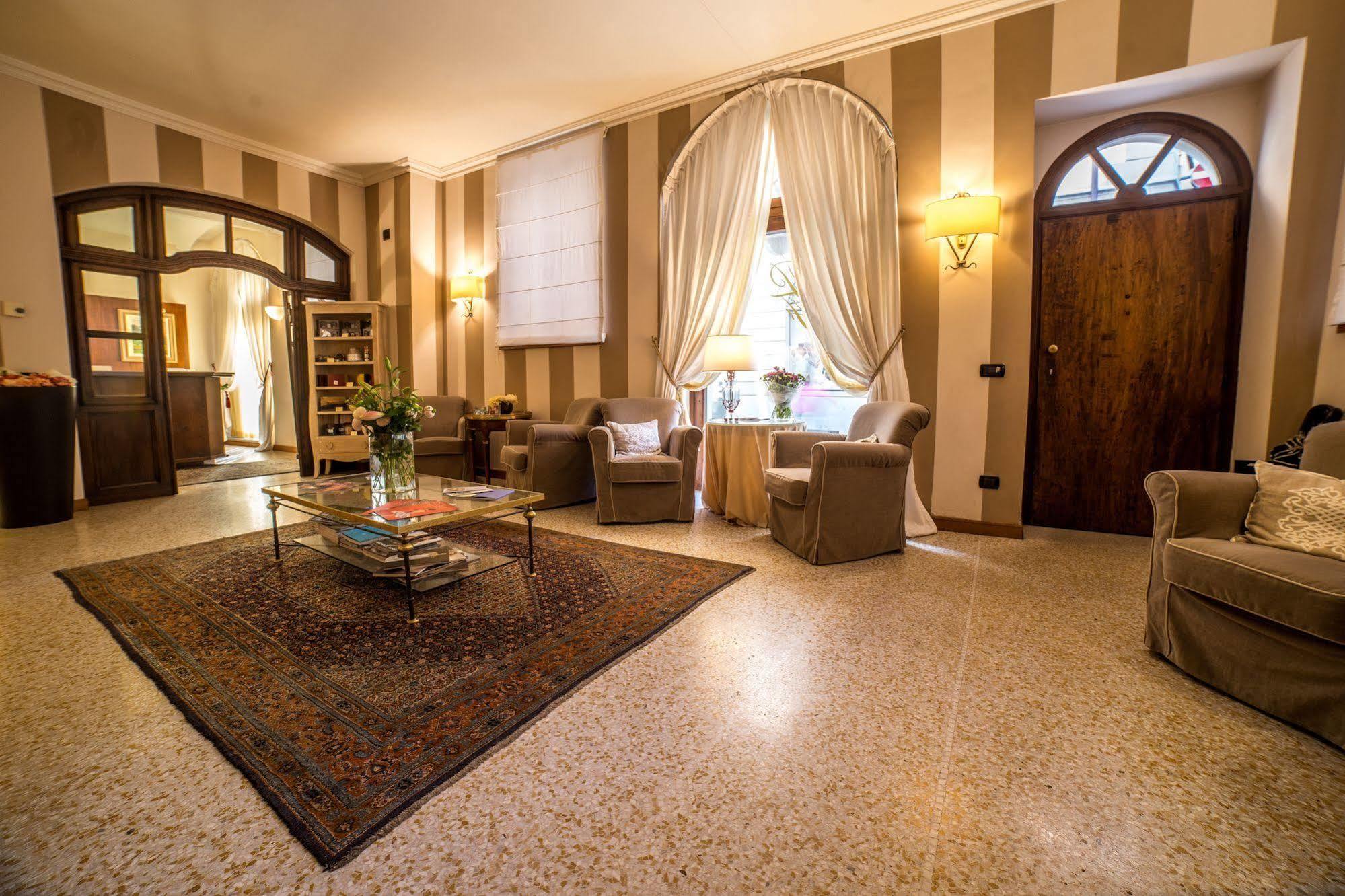 לינה וארוחת בוקר אלבה Palazzo Finati מראה חיצוני תמונה