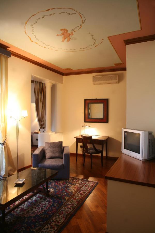 לינה וארוחת בוקר אלבה Palazzo Finati חדר תמונה